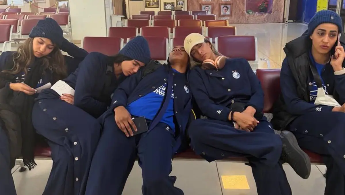 وضعیت غیرمعمول بازیکنان تیم بسکتبال زنان استقلال در فرودگاه قبل از سفر به آبادان (عکس)