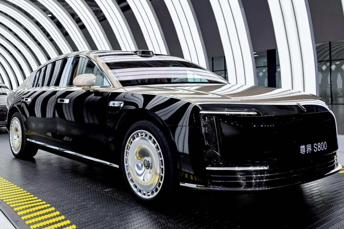 جت لی، بازیگر معروف چینی، صاحب خودرو لوکس هواوی S800 شد (+عکس)