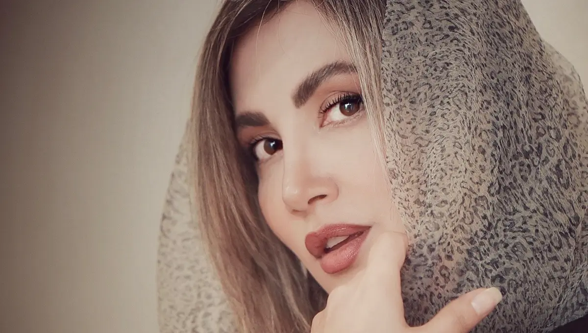 استایل زمستانی منحصر به فرد «سمیرا حسینی»؛ هارمونی هنری مشکی و خاکستری (عکس)