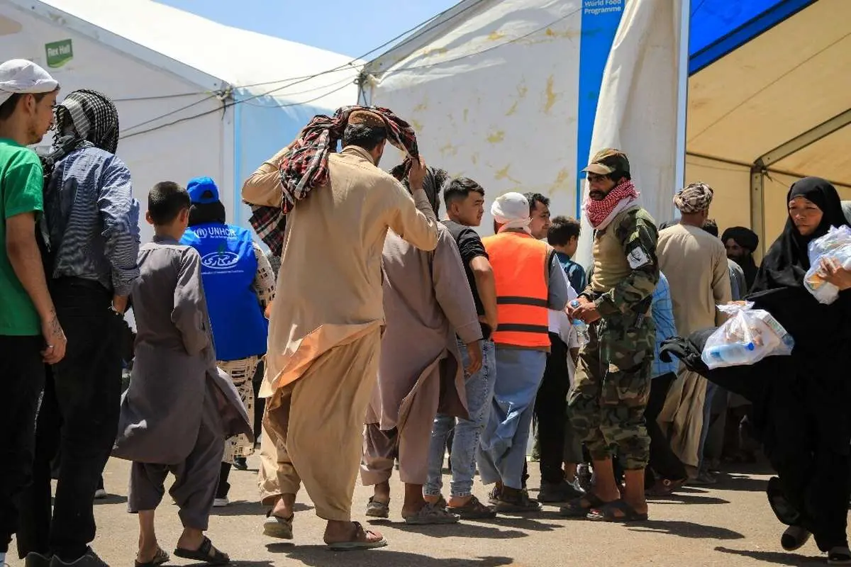 روزنامه جمهوری اسلامی در آخرین شماره خود نسبت به تبعات امنیتی ناشی از حضور گسترده اتباع خارجی در ایران هشدار داد. این روزنامه تاکید کرد که افزایش تعداد مهاجران ممکن است به مسائل اجتماعی و اقتصادی منجر شود که امنیت کشور را تحت تاثیر قرار خواهد داد. کارشناسان بر این باورند که مدیریت صحیح و برنامه‌ریزی مناسب برای این موضوع می‌تواند