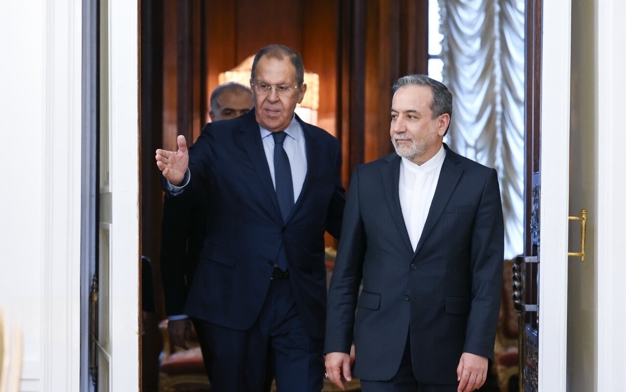 وزارت امور خارجه کشورمان با صدور بیانیه‌ای، به دیدار اخیر عباس عراقچی، معاون وزیر امور خارجه ایران و سرگئی لاوروف، وزیر امور خارجه روسیه در مسکو اشاره کرد. در این دیدار، طرفین به تبادل نظر در خصوص موضوعات دوجانبه، منطقه‌ای و بین‌المللی پرداختند و