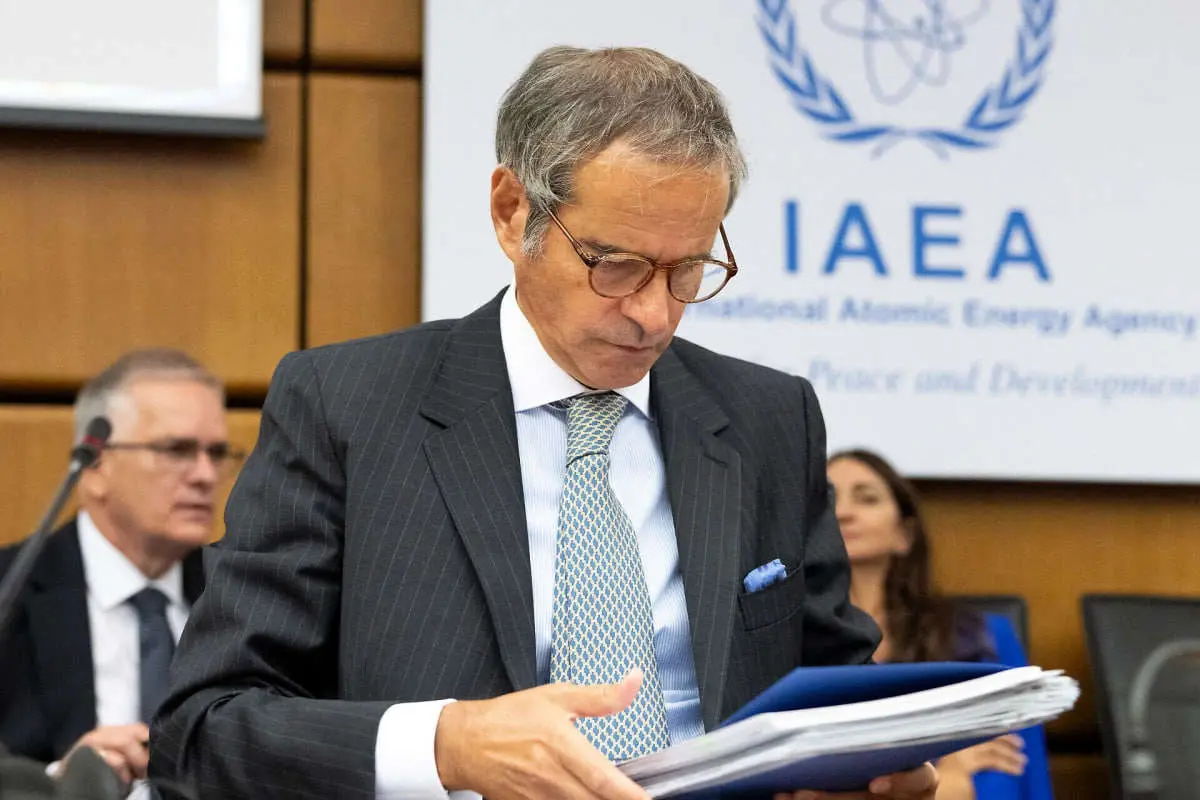 به گزارش آگاهنا، نام رافائل گروسی، مدیرکل آژانس بین‌المللی انرژی اتمی، در میان مخاطبان یک موبایل هک‌شده متعلق به یکی از مقامات اسرائیلی مشاهده شده است. این حادثه نگرانی‌هایی را درباره امنیت اطلاعات و احتمال نفوذ به ارتباطات مهم بین‌المللی ایجاد کرده است. جزئی