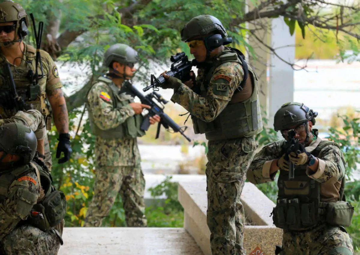 به گزارش آگاهنا، عملیات نظامی ایالات متحده در اکوادور به طور رسمی آغاز شد. این اقدام در راستای تقویت همکاری‌های امنیتی و نظامی میان دو کشور انجام می‌گیرد و هدف آن مقابله با تهدیدات منطقه‌ای و افزایش ثبات در این کشور آمریکای جنوبی است. مقامات اعلام کرده‌اند که این عملیات شامل آموزش نیروهای مح