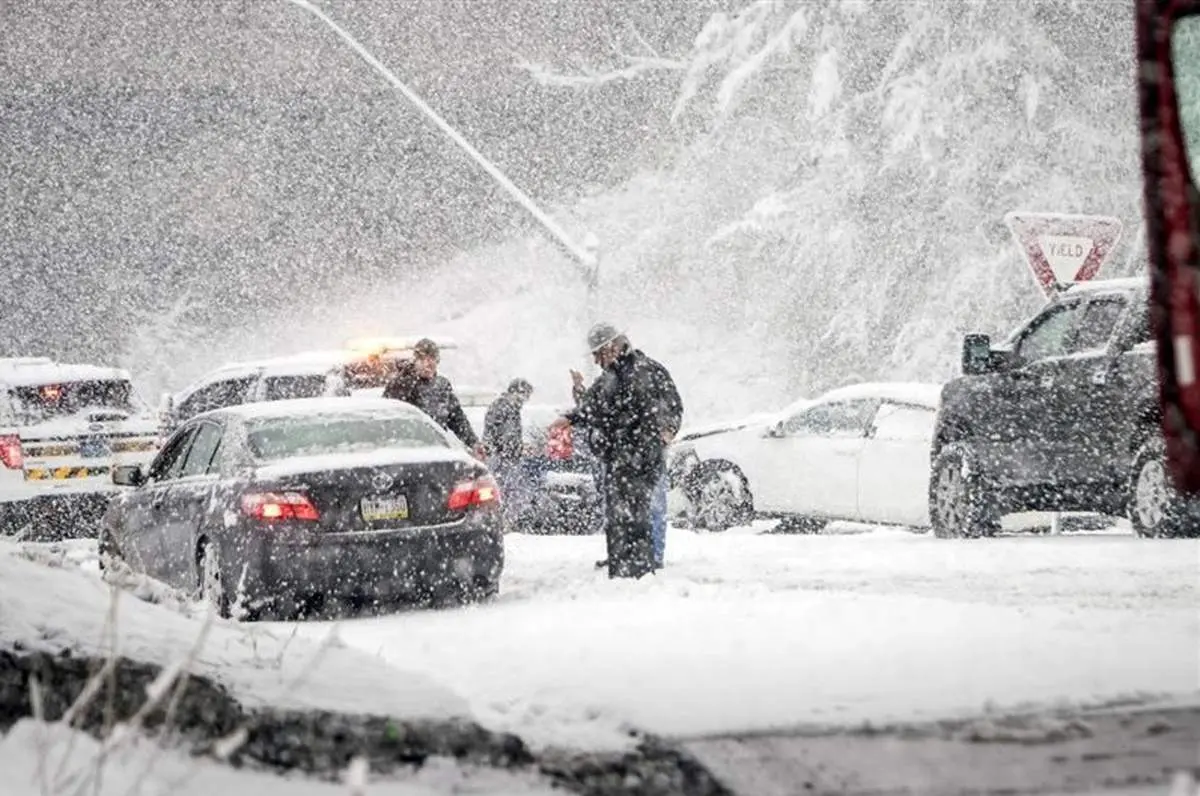 بارش برف در جاده‌های کشور؛ الزامی شدن زنجیر چرخ توسط پلیس راه