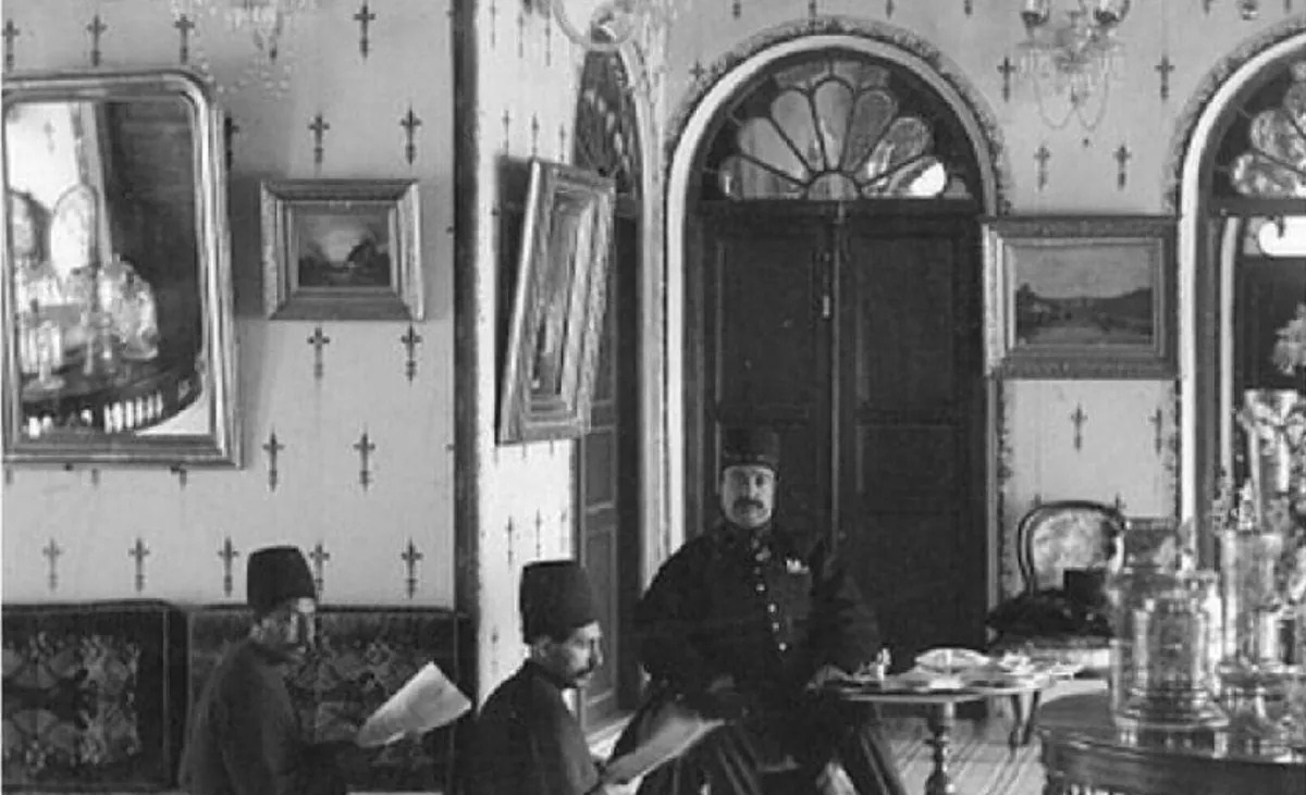 گوشه‌ای از زندگی سلطنتی ناصرالدین شاه: خبرخوانی در عصر قاجار (عکس)