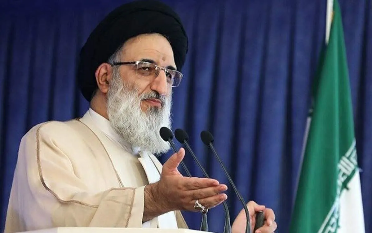 امام جمعه کرج با تأکید بر موضع قاطع ایران در برابر اسرائیل، اعلام کرد که ایران در برابر فشارها کوتاه نخواهد آمد و شعار "مرگ بر اسرائیل" را تا روز موعود ادامه خواهد داد. وی بر لزوم ایستادگی در برابر دشمنان تأکید کرد و گفت که این شعار نمادی از مقاومت و پ