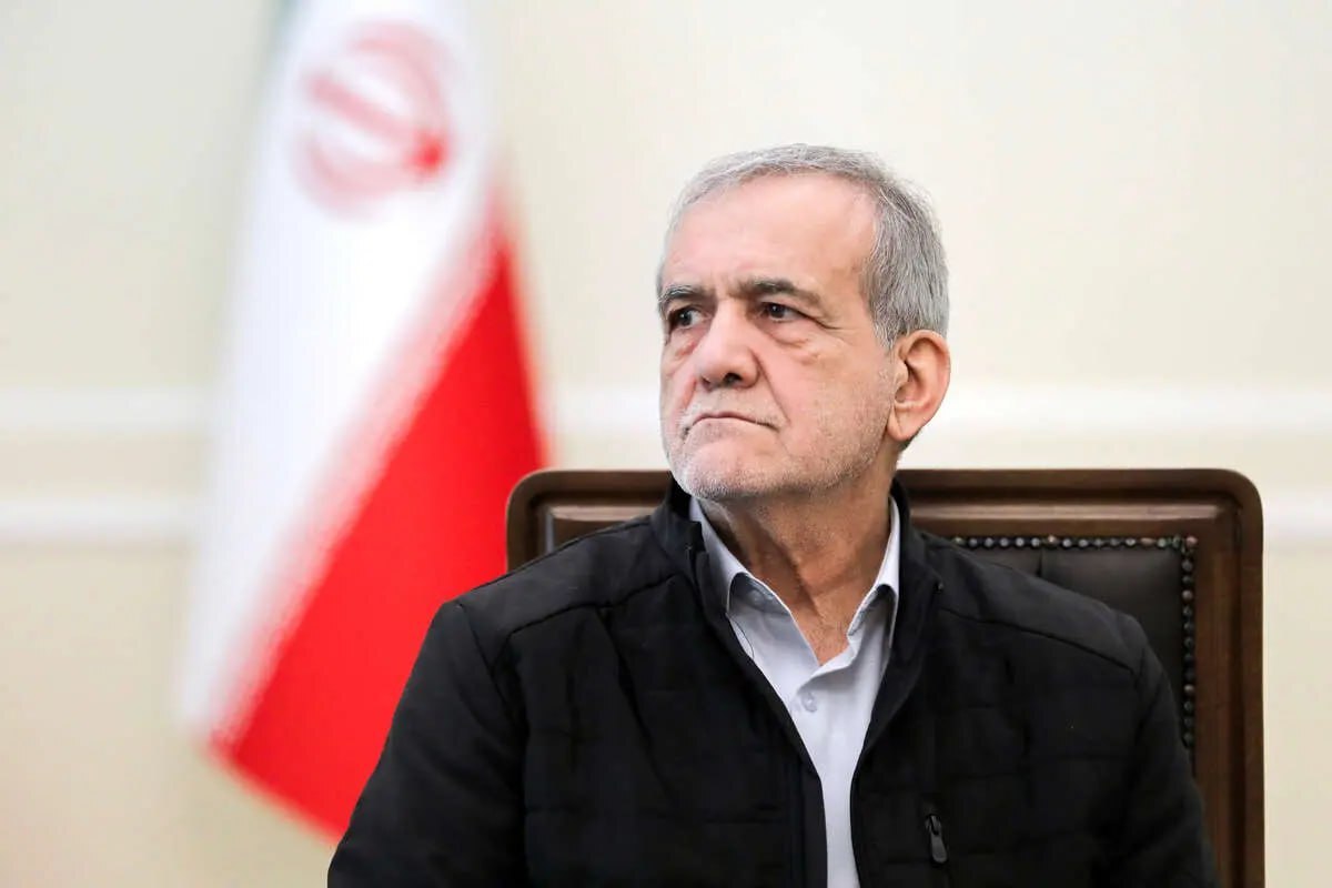 به گزارش آگاهنا، روزنامه شرق در یادداشتی از آقای پزشکیان خواسته است که به مردم گزارشی از وضعیت و شرایطی که در آن قرار دارند ارائه دهند. این یادداشت به انتقاد از عدم شفافیت در ارائه اطلاعات و عدم پاسخگویی به جامعه اشاره کرده و از ایشان خواسته که توضیح دهند چه مسائلی در دوران مسئولیت