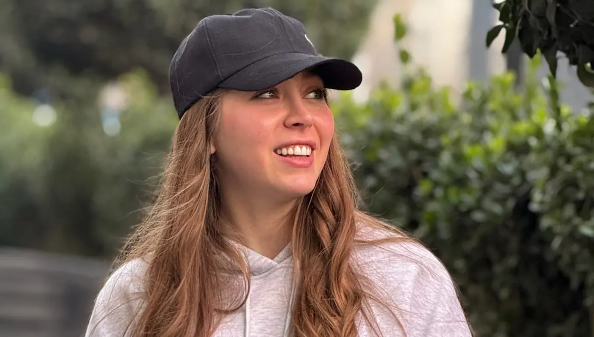 پریا مردانیان با هودی خاکستری و کیف لوکس در خیابان، چشم‌ها را خیره کرد! (عکس)