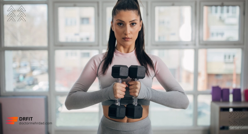 ۷ اشتباه رایج بانوان با دمبل