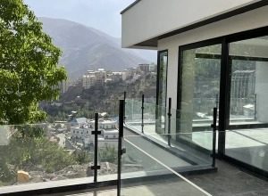 نرده شیشه ای چیست؟ بررسی انواع، مزایا، کاربردها و نکات مهم خرید