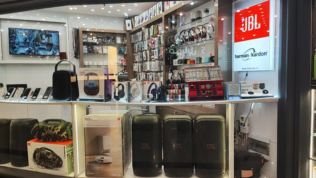به دنبال بهترین موبایل فروشی در شیراز هستید؟ دکانو با فروش نقد و اقساط (ضمانت طلا)، انواع آیفون، لوازم جانبی و بهترین نمایندگی جی بی ال در شیراز همراه شماست.